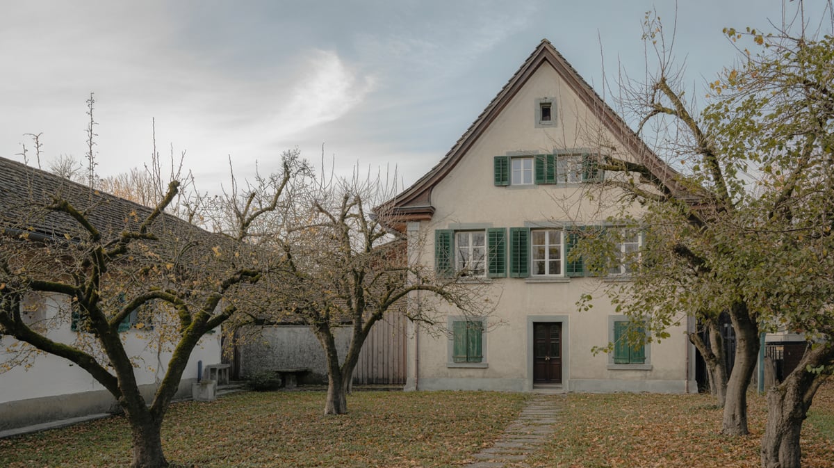 Maison familiale aux volets verts dans un vieux verger