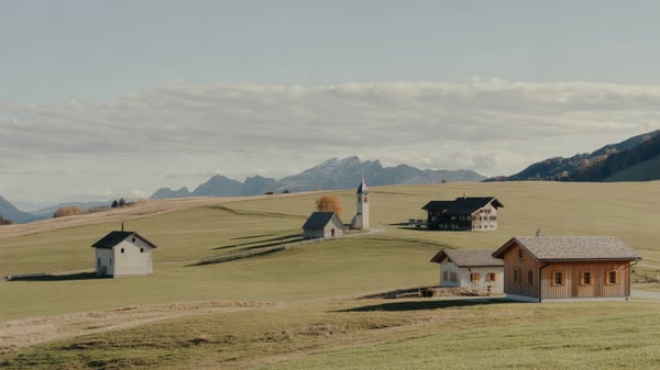 Voralpine Hügellandschaft mit Bauernhäusern in der Innerschweiz