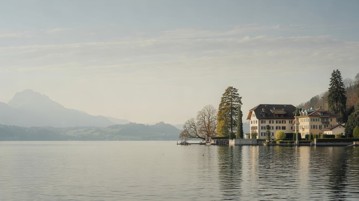 Zugersee mit Rigi-Massiv im Herbstlicht